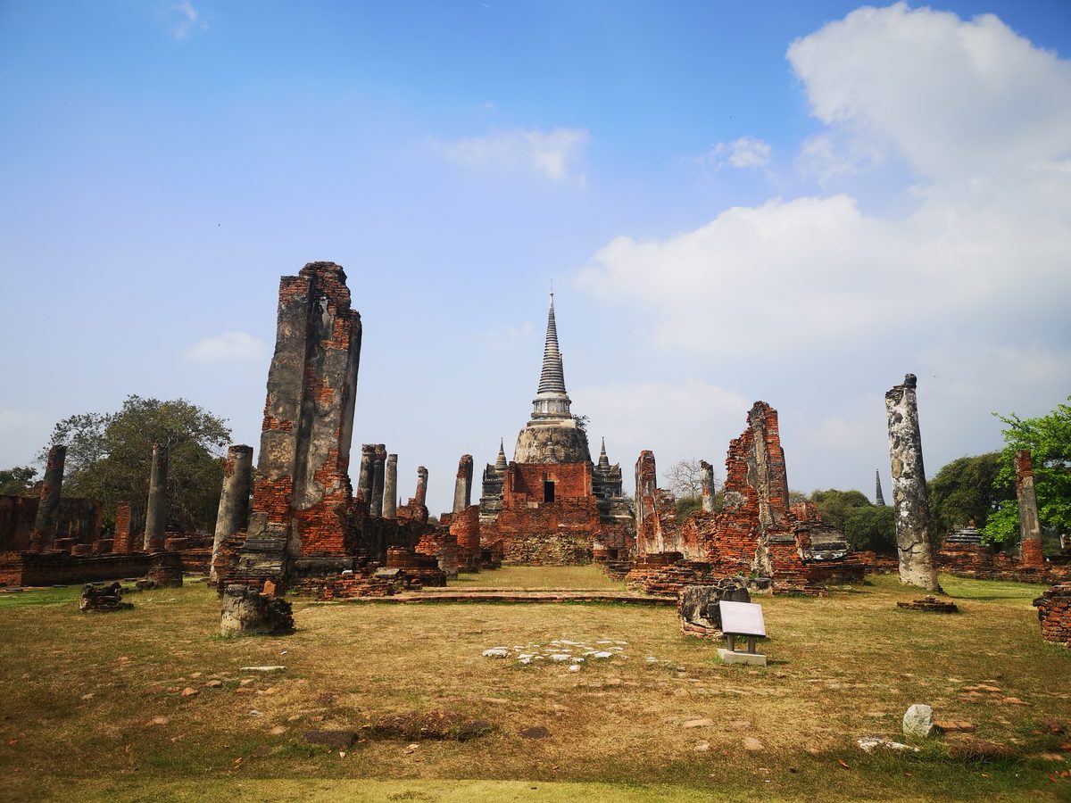 Ruines des temples d'Ayutthaya sous un ciel bleu, avec leurs tours en brique